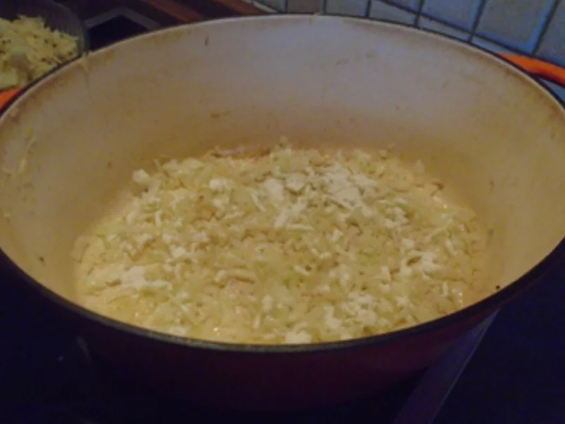 Schweinenackenbraten mit Sauce, Weißkraut auf böhmische Art und Seidenknödel - Rezept - Bild Nr. 26