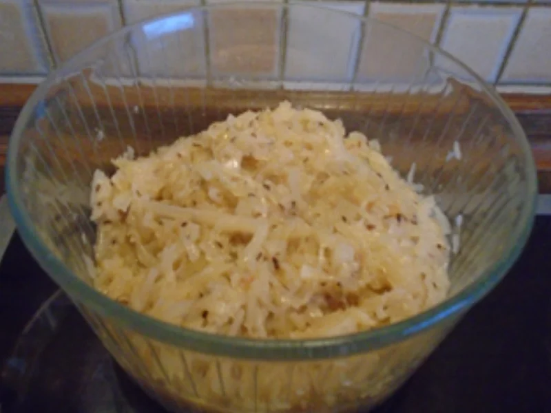 Schweinenackenbraten mit Sauce, Weißkraut auf böhmische Art und Seidenknödel - Rezept - Bild Nr. 27