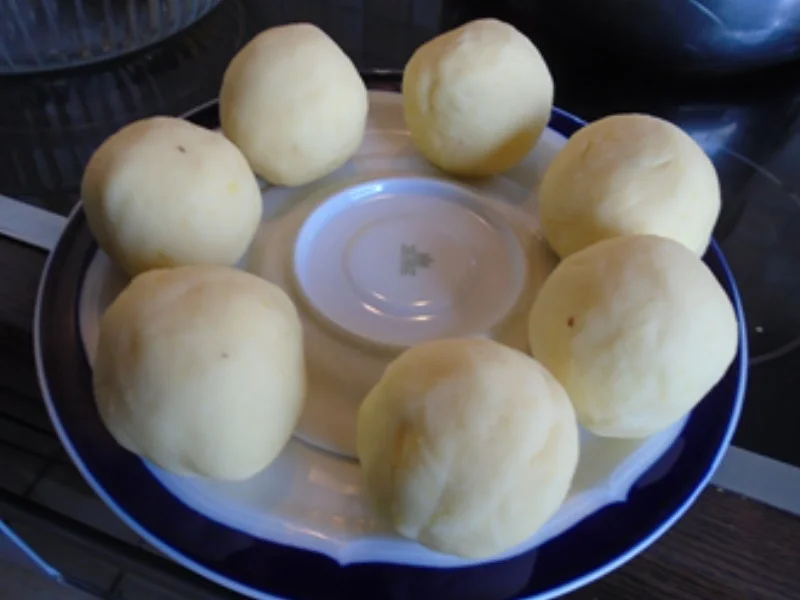 Schweinenackenbraten mit Sauce, Weißkraut auf böhmische Art und Seidenknödel - Rezept - Bild Nr. 31