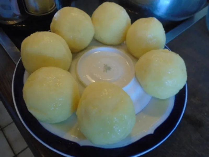 Schweinenackenbraten mit Sauce, Weißkraut auf böhmische Art und Seidenknödel - Rezept - Bild Nr. 33