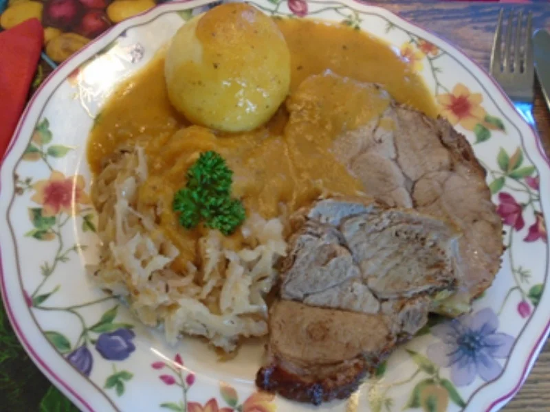 Schweinenackenbraten mit Sauce, Weißkraut auf böhmische Art und Seidenknödel - Rezept - Bild Nr. 34