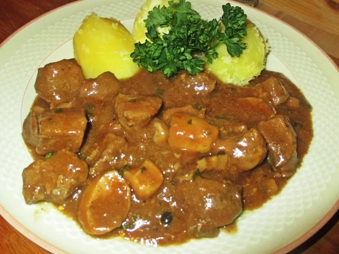 Wildschweingulasch in Steinpilzsoße - Rezept - Bild Nr. 2