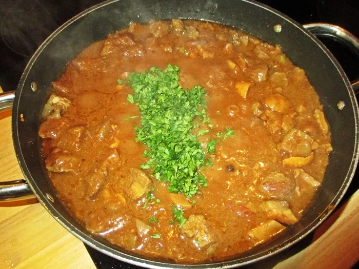 Wildschweingulasch in Steinpilzsoße - Rezept - Bild Nr. 3