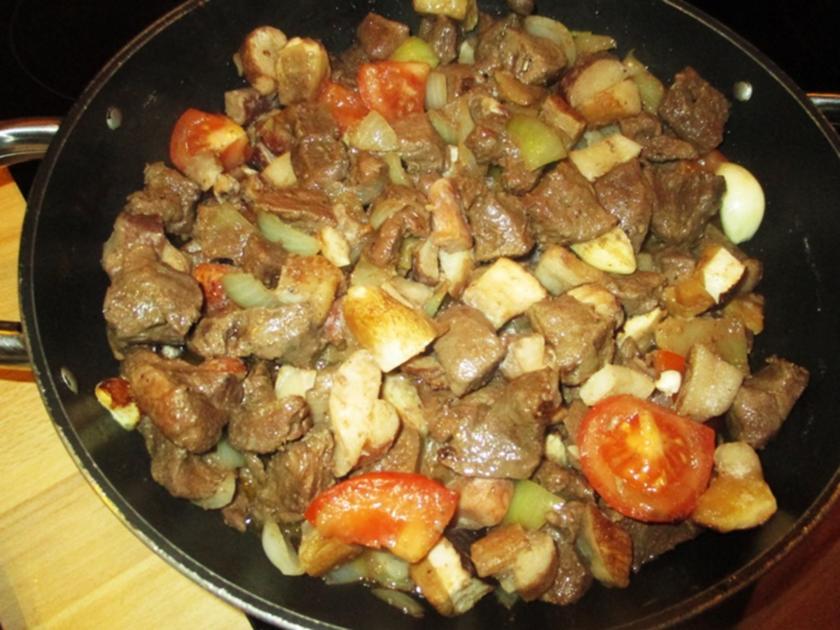 Wildschweingulasch in Steinpilzsoße - Rezept - kochbar.de