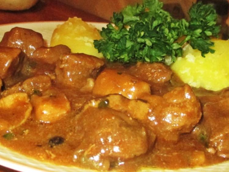 Wildschweingulasch in Steinpilzsoße - Rezept - kochbar.de