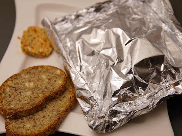 Auf dem Grill gedämpfte Forellenpäckchen mit Bierbrot - schnell ...