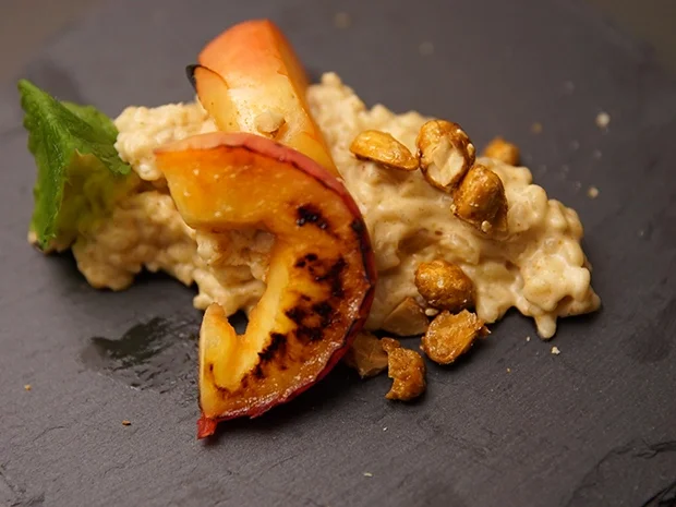 Rezept: Im Beefer karamellisierter Apfel mit Erdnussbutter-Milchreis und Crunch Bild Nr. 2 Im Beefer karamellisierter Apfel mit Erdnussbutter-Milchreis und Crunch - Rezept - Bild Nr. 2