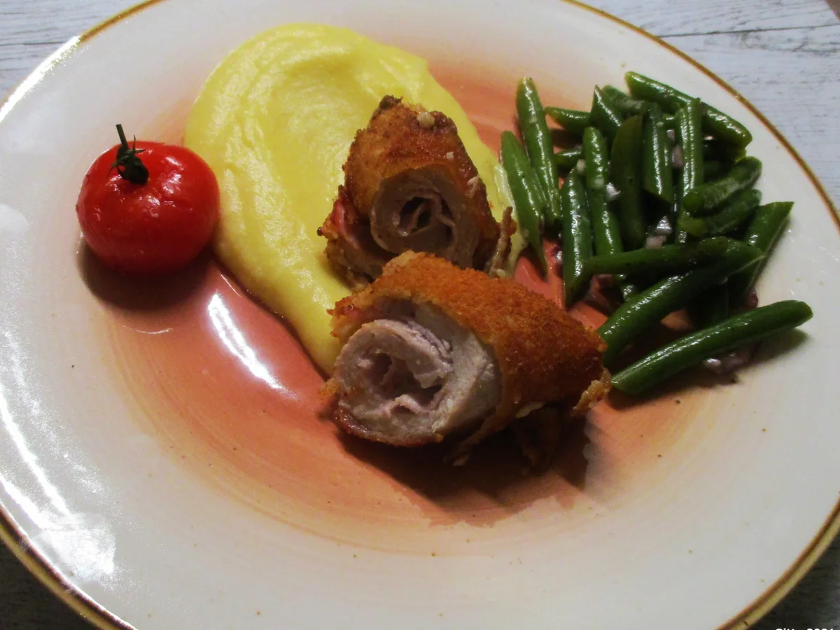 Schnitzelröllchen Cordon-bleu begleitet von cremigem Kartoffel-Selleriepüree - Rezept - Bild Nr. 2