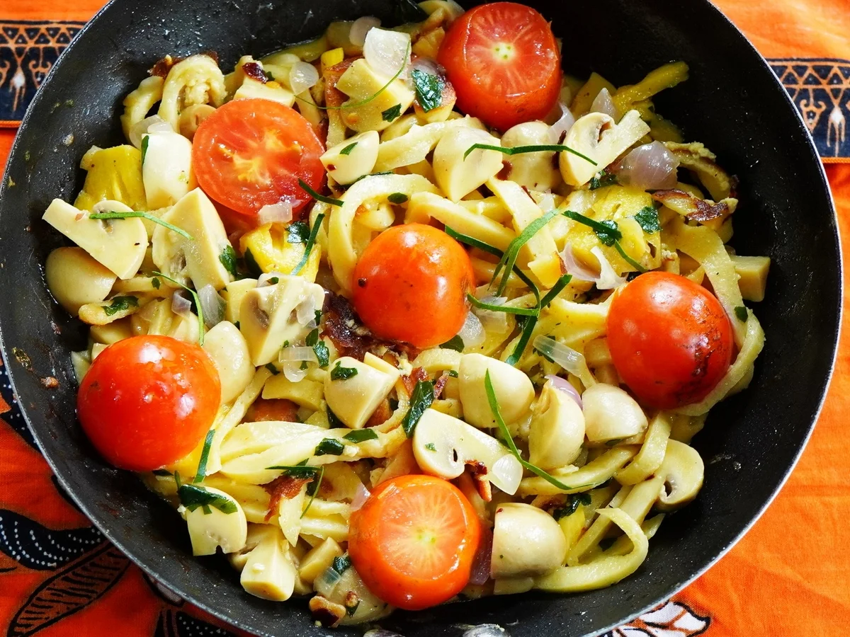 Kokosnudelpfanne mit Pilzen und Tomaten - Rezept - Bild Nr. 2