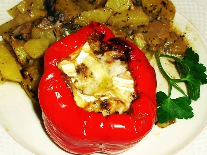 Paprikaschoten vegetarisch gefüllt auf Kartoffeln - Rezept - Bild Nr. 2