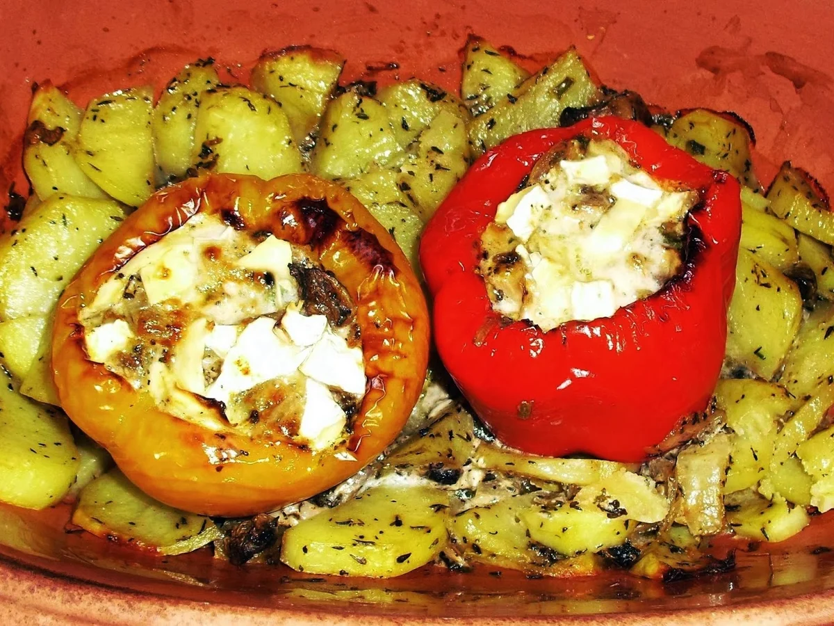 Paprikaschoten vegetarisch gefüllt auf Kartoffeln - Rezept - Bild Nr. 3