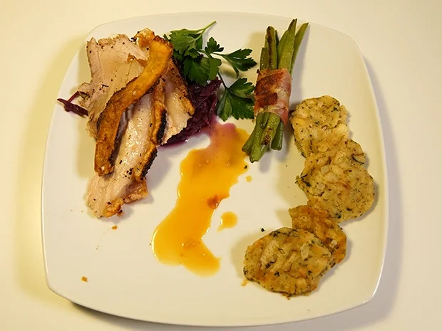 Krustenbraten mit Semmelknödel auf Rotkraut, Bohnen und Speck - Rezept - Bild Nr. 2