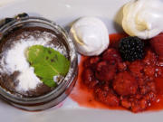 Schokoküchlein mit Baiser und Himbeeren - Rezept - Bild Nr. 2