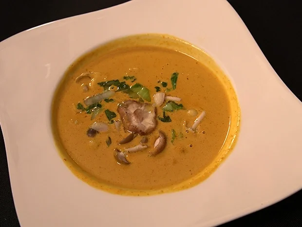 Rezept: Huhn schwimmt in asiatischem Süppchen Bild Nr. 2 Huhn schwimmt in asiatischem Süppchen - Rezept - Bild Nr. 2