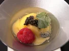 Tropisches Sorbet in Beluga - getoppt von schwarzen Perlen - Rezept - Bild Nr. 2