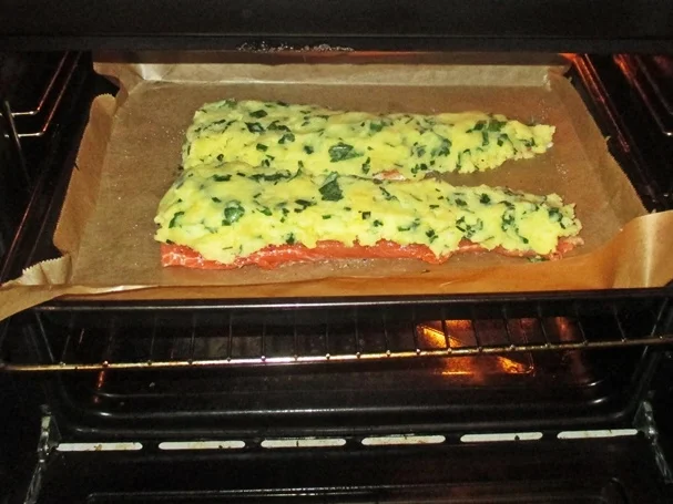 Rezept: Lachs mit knuspriger Kartoffel-Kräuterhaube Bild Nr. 4 Lachs mit knuspriger Kartoffel-Kräuterhaube - Rezept - Bild Nr. 4