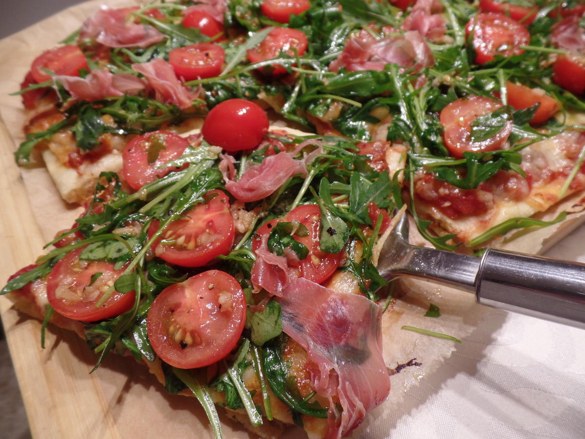 Edelpizza mit Rucola -Tomatensalat und Parmaschinken - Rezept - Bild Nr. 12783