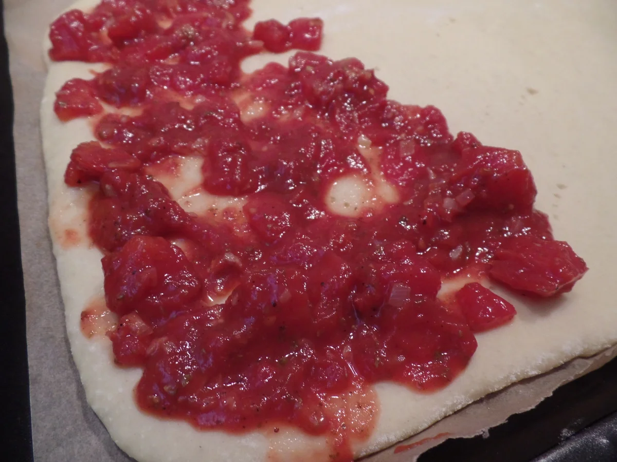 Edelpizza mit Rucola -Tomatensalat und Parmaschinken - Rezept - Bild Nr. 12797