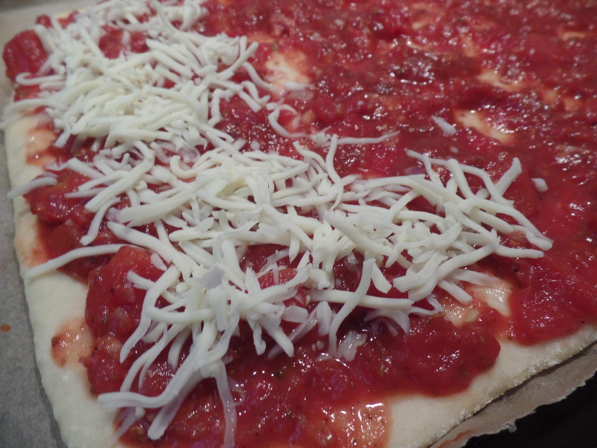 Edelpizza mit Rucola -Tomatensalat und Parmaschinken - Rezept - Bild Nr. 12798