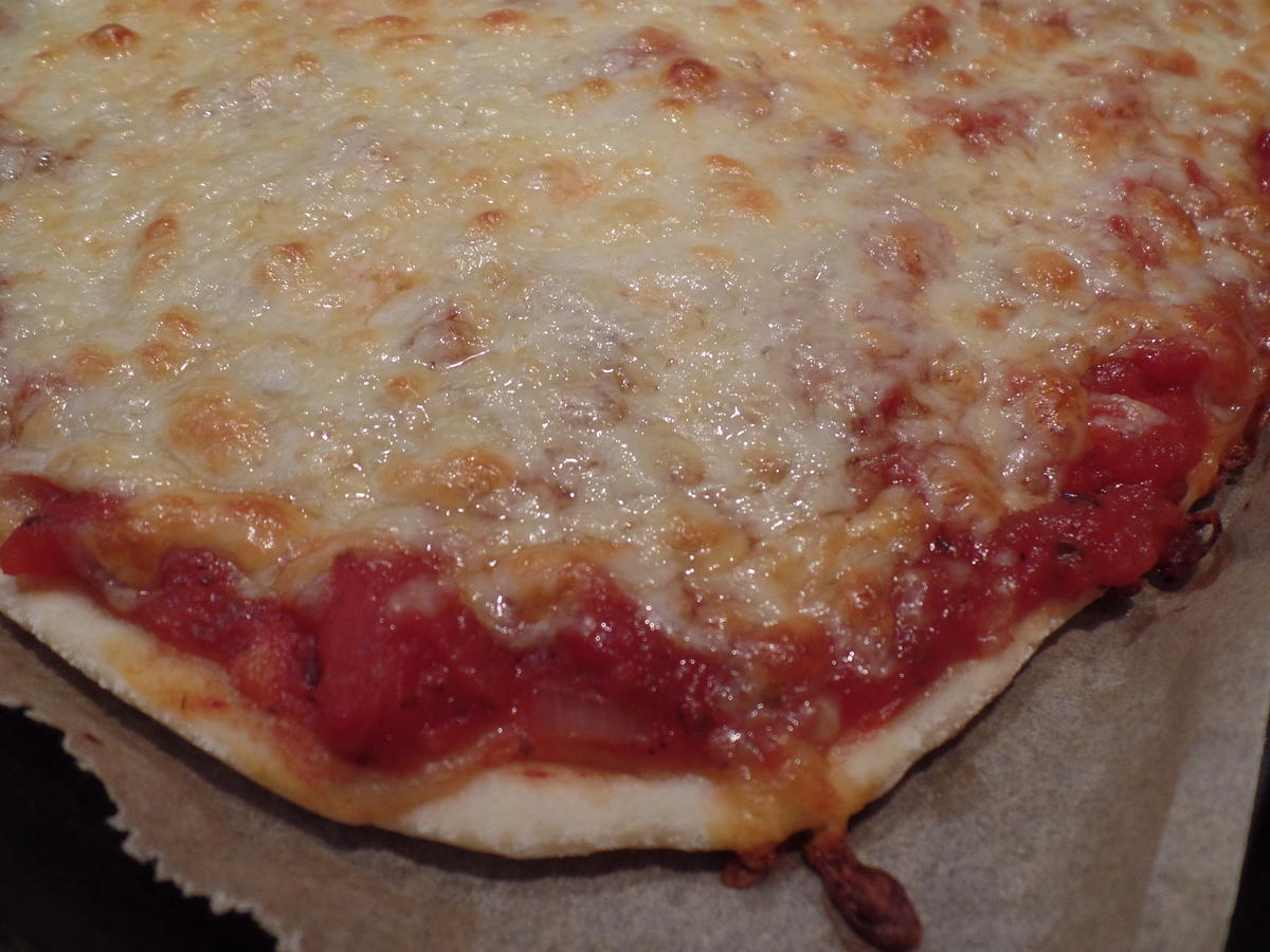 Edelpizza mit Rucola -Tomatensalat und Parmaschinken - Rezept - Bild Nr. 12799
