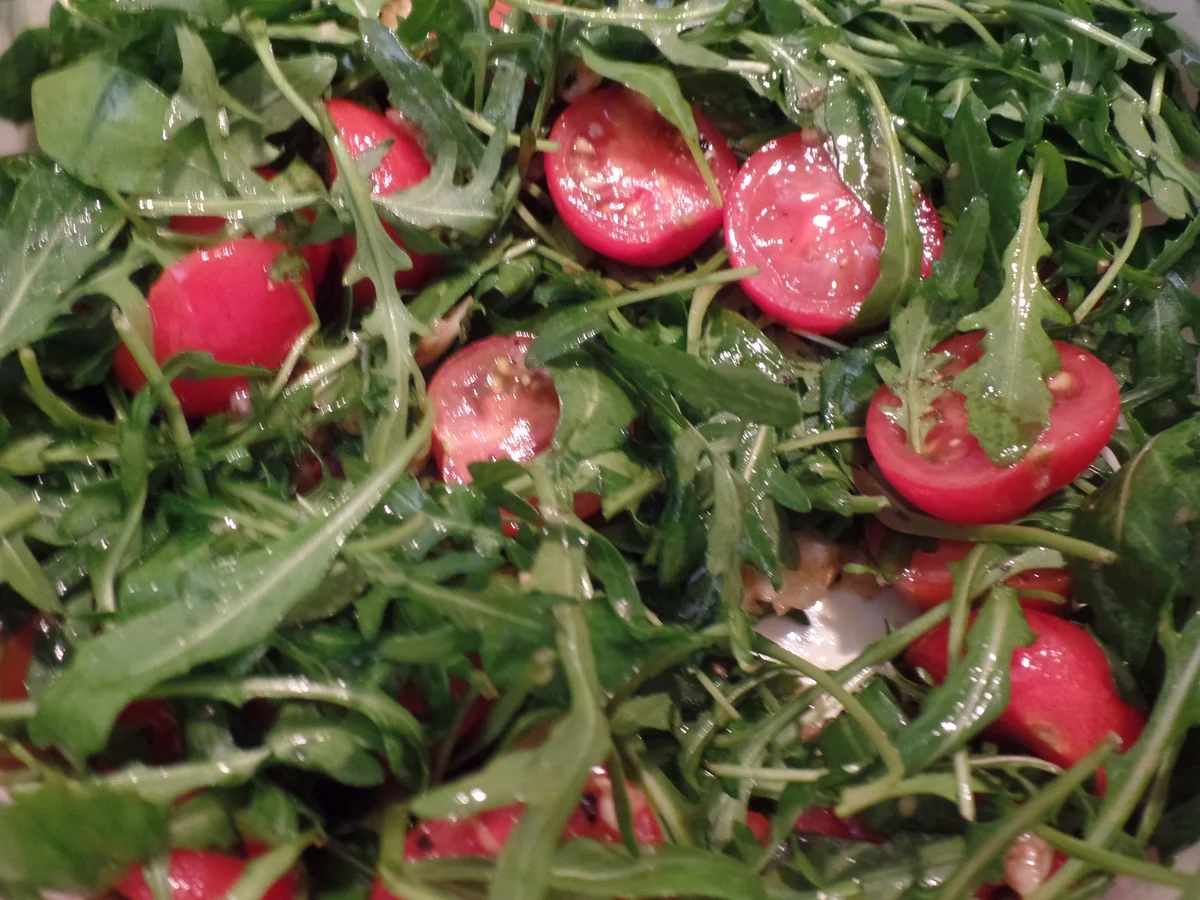 Edelpizza mit Rucola -Tomatensalat und Parmaschinken - Rezept - Bild Nr. 12800