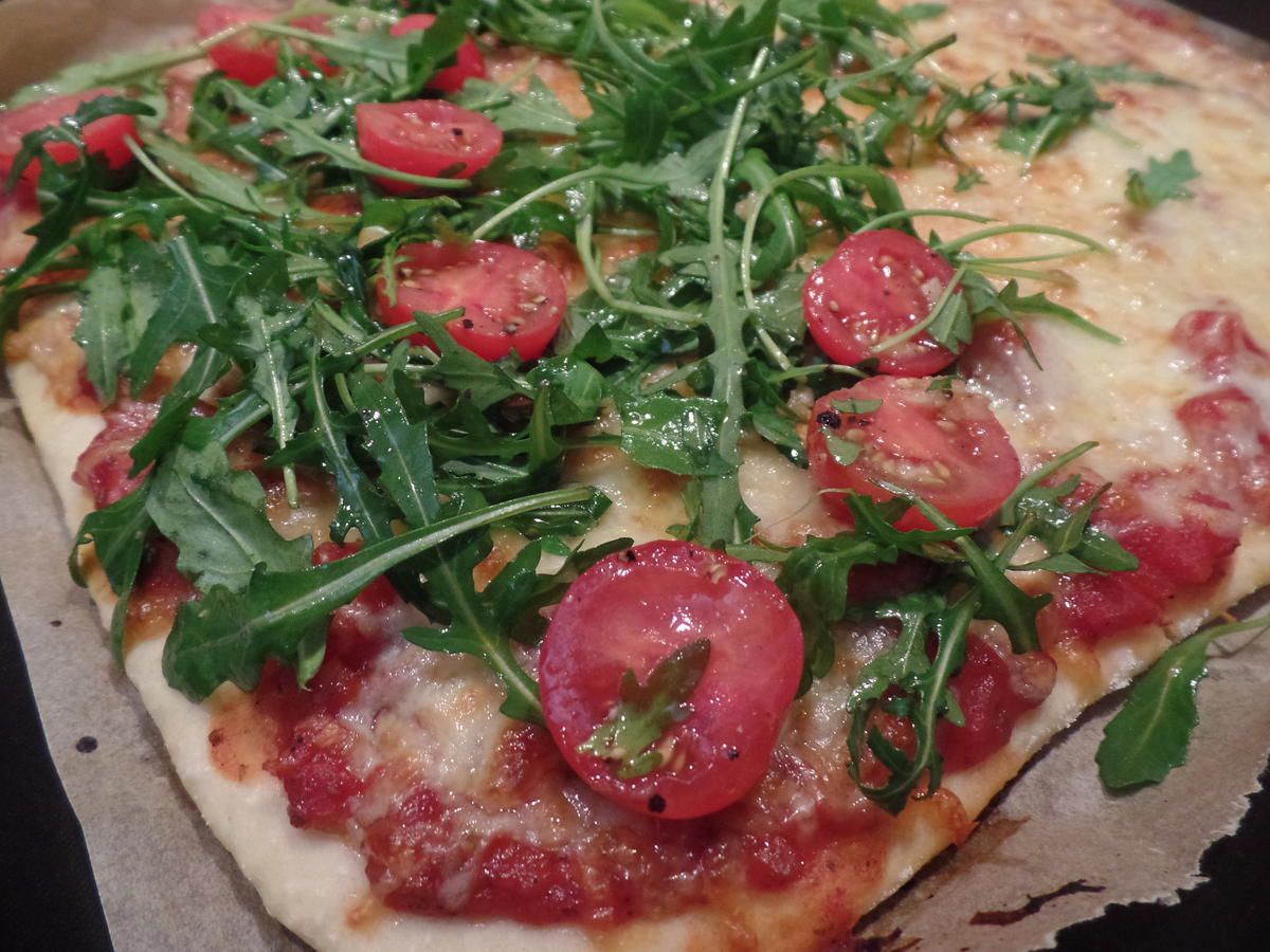 Edelpizza mit Rucola -Tomatensalat und Parmaschinken - Rezept - Bild Nr. 12801