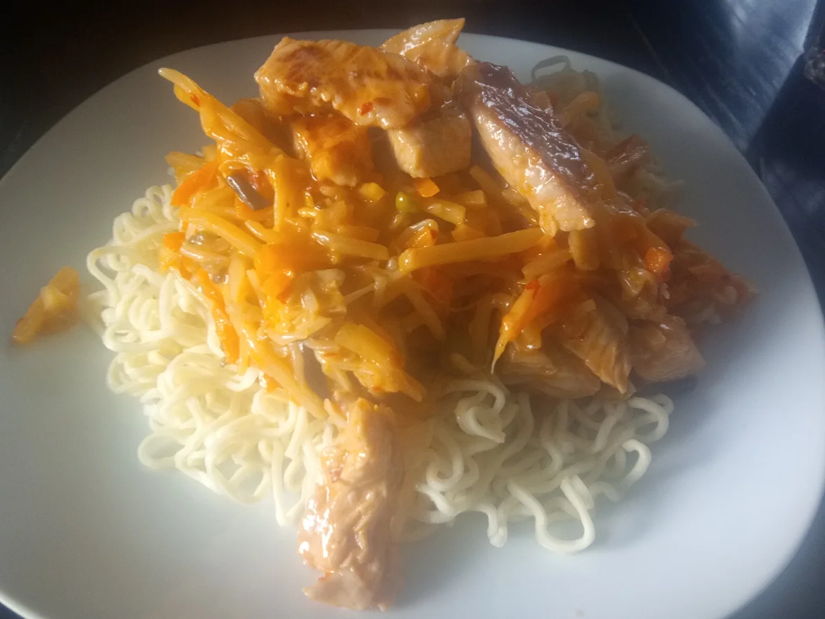 Rezept: Mie Nudeln mit Wokgemüse, gekrönt mit Putengeschnetzeltes Bild Nr. 2 Mie Nudeln mit Wokgemüse, gekrönt mit Putengeschnetzeltes - Rezept - Bild Nr. 2