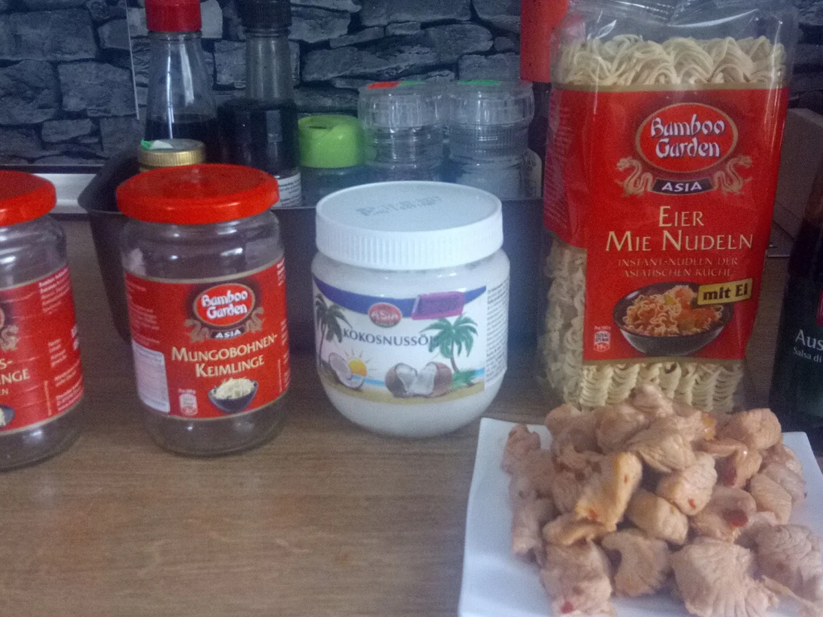 Rezept: Mie Nudeln mit Wokgemüse, gekrönt mit Putengeschnetzeltes Bild Nr. 3 Mie Nudeln mit Wokgemüse, gekrönt mit Putengeschnetzeltes - Rezept - Bild Nr. 3