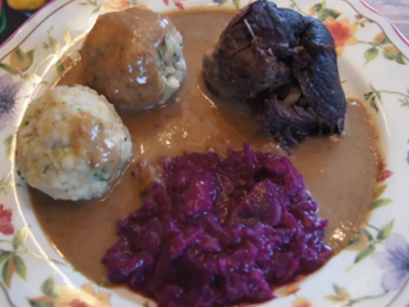 Rouladen XXL mit Rahm-Sauce, Apfel Rotkohl und bayrischen Semmelknödeln - Rezept - Bild Nr. 2