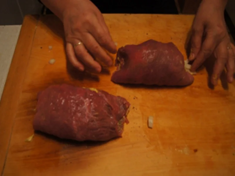 Rouladen XXL mit Rahm-Sauce, Apfel Rotkohl und bayrischen Semmelknödeln - Rezept - Bild Nr. 7