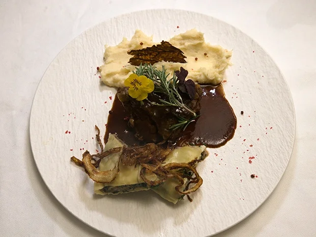 Rezept: Kalbsbäckchen mit Pastinakenpüree und Maultaschen Bild Nr. 2 Kalbsbäckchen mit Pastinakenpüree und Maultaschen - Rezept - Bild Nr. 2