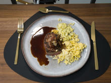 Dry Aged Beef mit Röstzwiebeln und zweierlei Knöpfle an Kalbsjus - Rezept - Bild Nr. 2