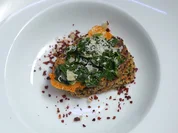 Dreifarbige Leckerei getoppt mit Spinat und Parmesankräcker - Rezept - Bild Nr. 2
