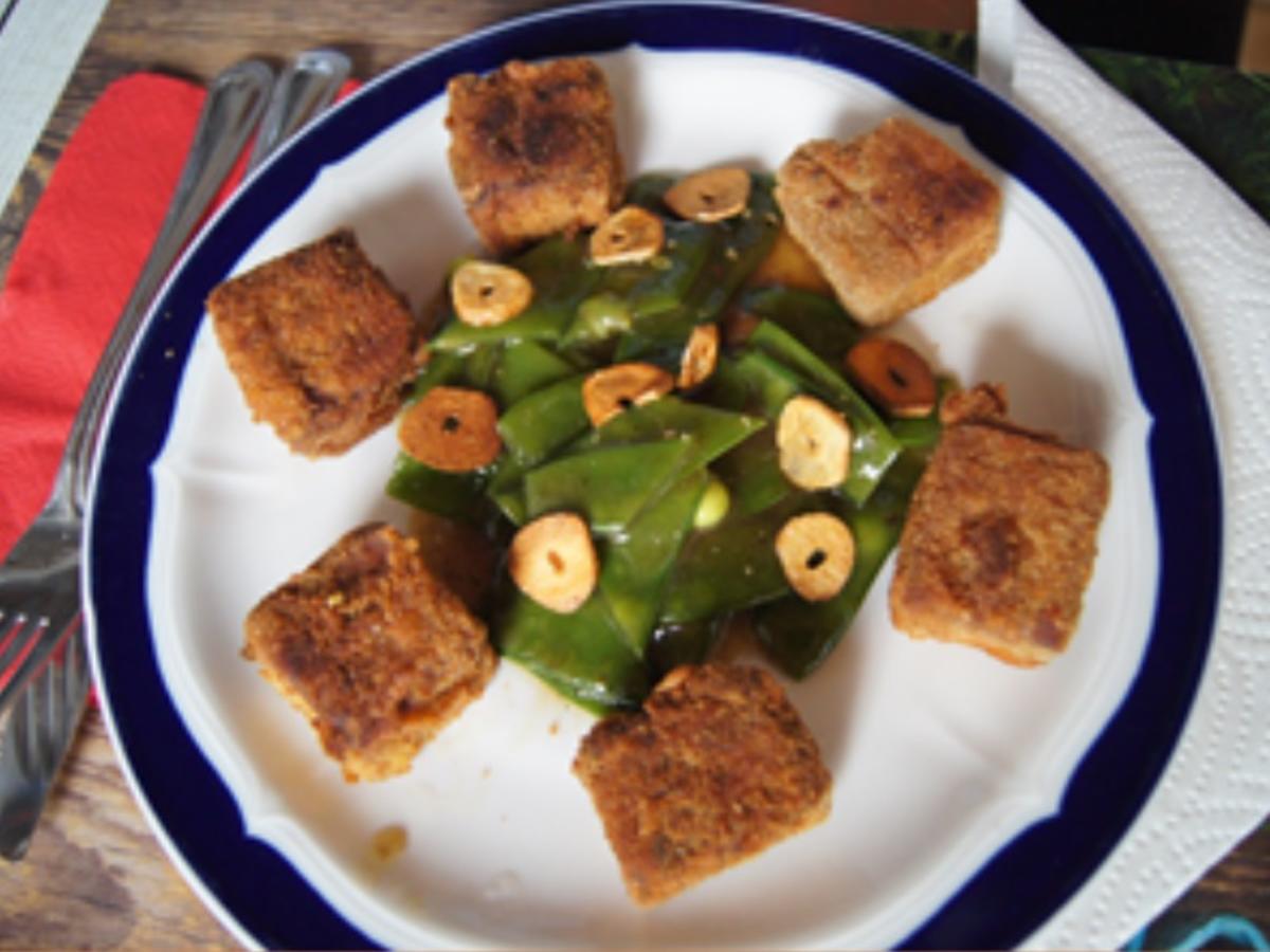 Gebratene Tofu-Würfel mit Zuckerschoten und Knoblauch im Wok - Rezept ...