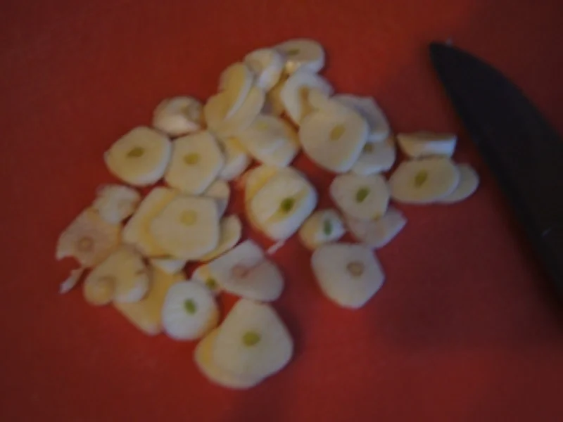 Gebratene Tofu-Würfel mit Zuckerschoten und Knoblauch im Wok - Rezept - Bild Nr. 4