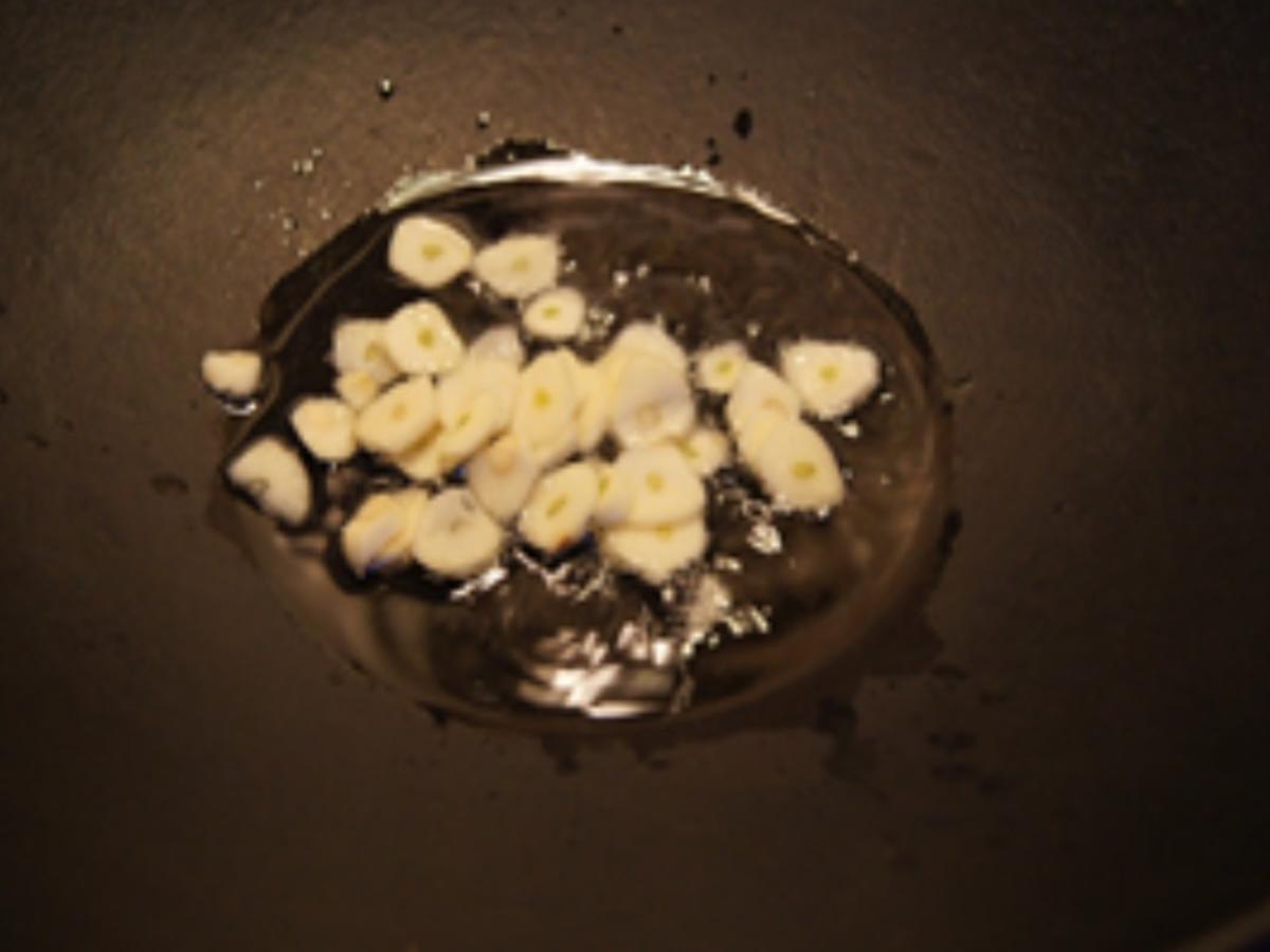 Gebratene Tofu-Würfel mit Zuckerschoten und Knoblauch im Wok - Rezept - Bild Nr. 5