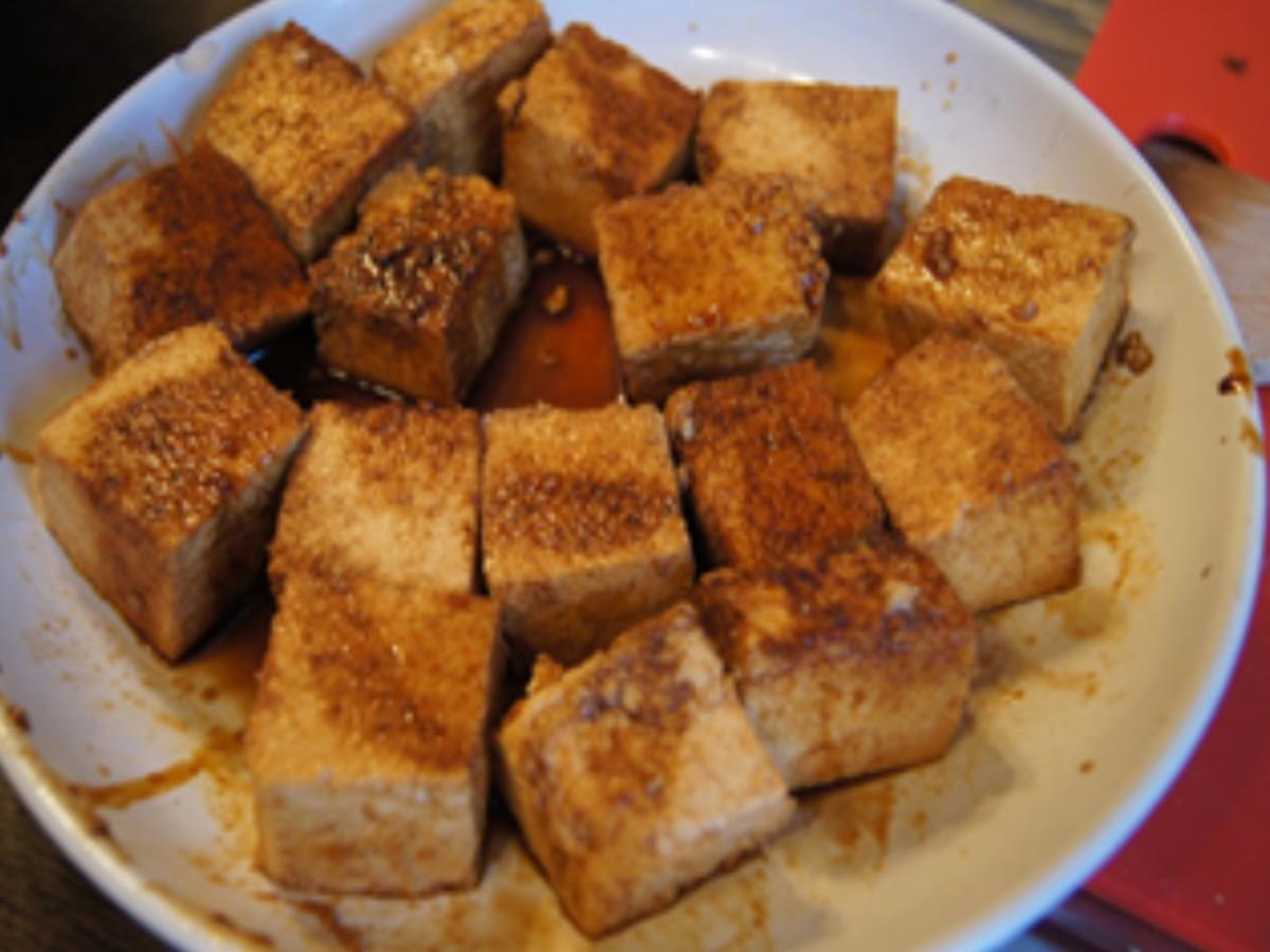 Gebratene Tofu-Würfel mit Zuckerschoten und Knoblauch im Wok - Rezept - Bild Nr. 13070
