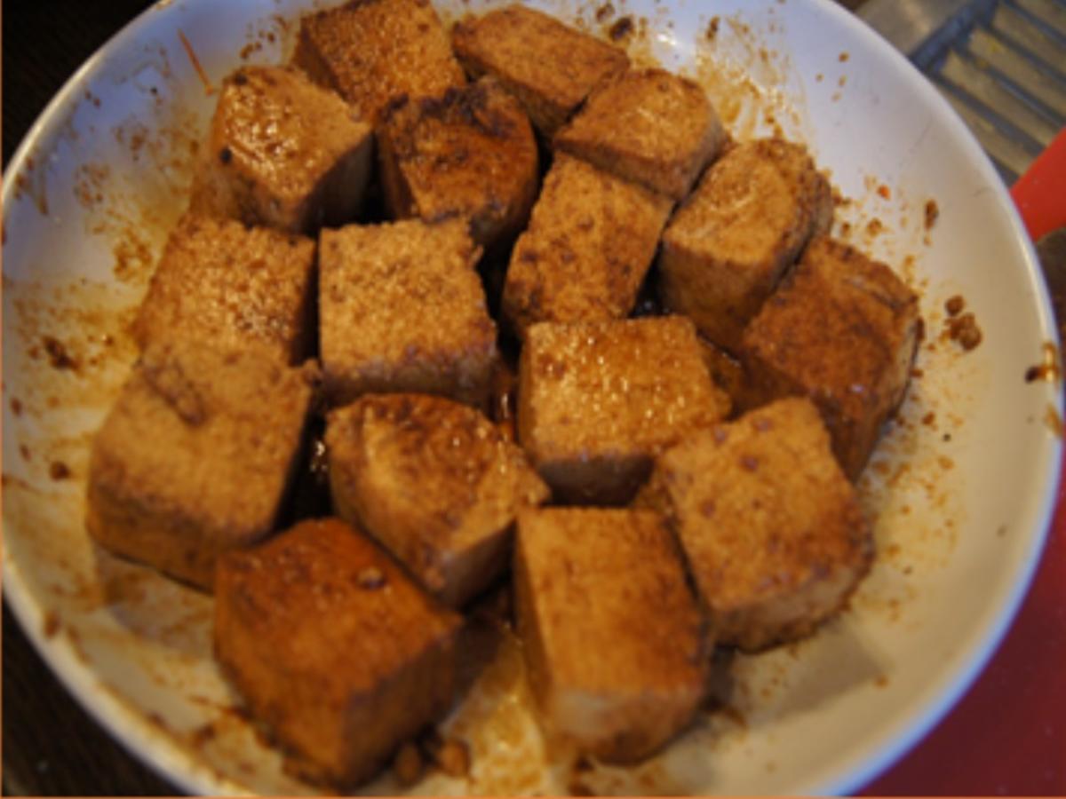 Gebratene Tofu-Würfel mit Zuckerschoten und Knoblauch im Wok - Rezept - Bild Nr. 13071