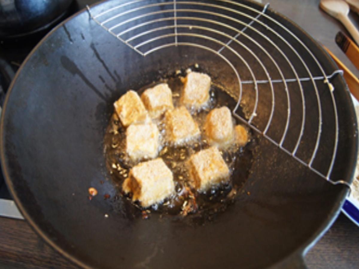 Gebratene Tofu-Würfel mit Zuckerschoten und Knoblauch im Wok - Rezept - Bild Nr. 13072