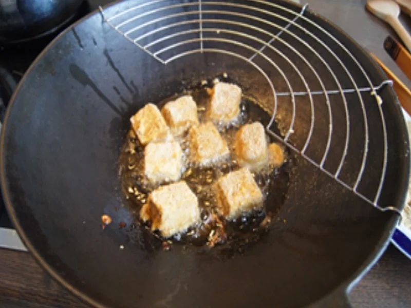 Gebratene Tofu-Würfel mit Zuckerschoten und Knoblauch im Wok - Rezept - Bild Nr. 13072