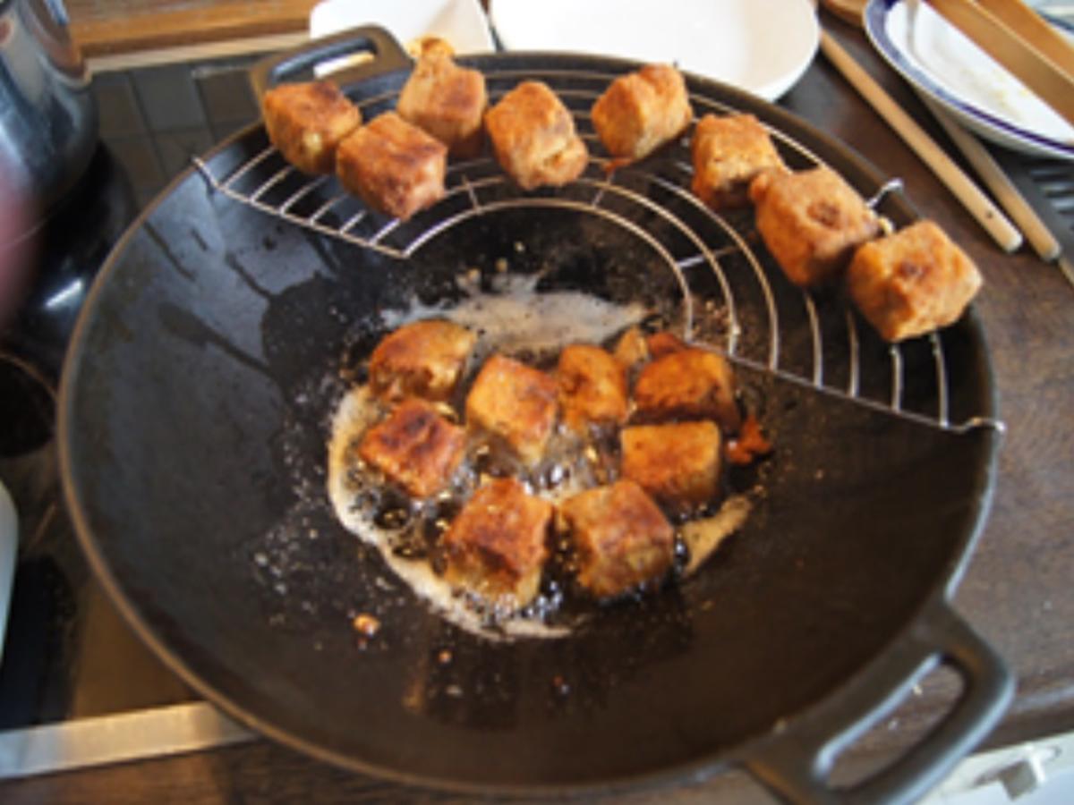 Gebratene Tofu-Würfel mit Zuckerschoten und Knoblauch im Wok - Rezept - Bild Nr. 13073