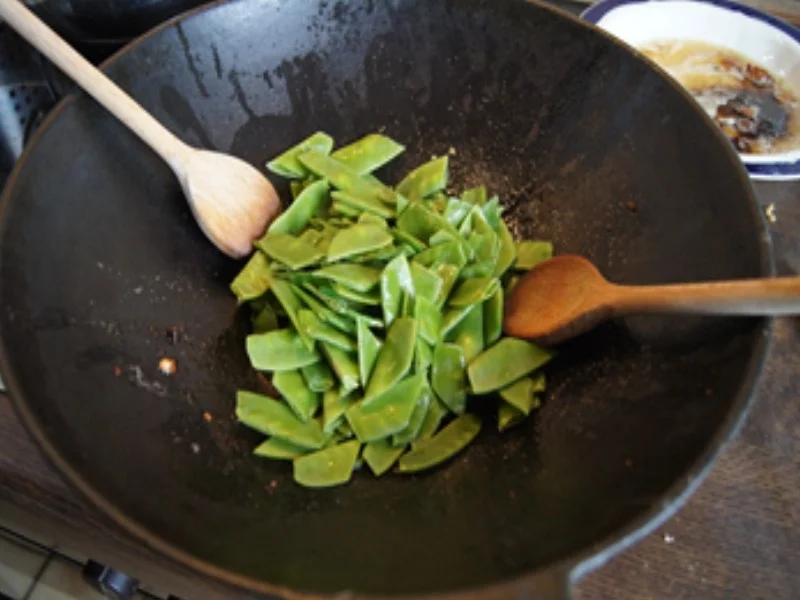 Gebratene Tofu-Würfel mit Zuckerschoten und Knoblauch im Wok - Rezept - Bild Nr. 13077