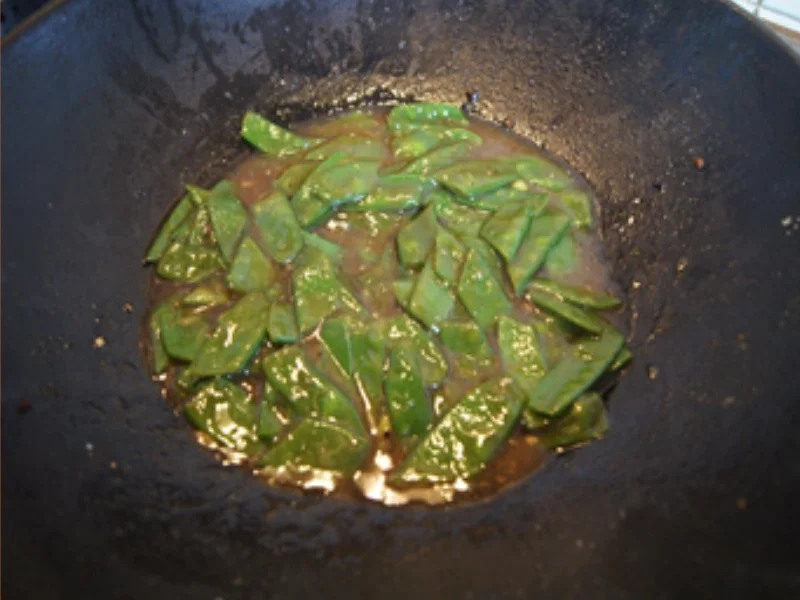 Gebratene Tofu-Würfel mit Zuckerschoten und Knoblauch im Wok - Rezept - Bild Nr. 13079