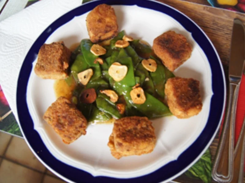 Gebratene Tofu-Würfel mit Zuckerschoten und Knoblauch im Wok - Rezept - Bild Nr. 13080