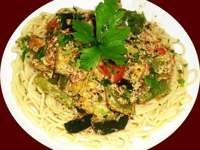 Gemüsepfanne mediterran auf Spaghetti - Rezept - Bild Nr. 2