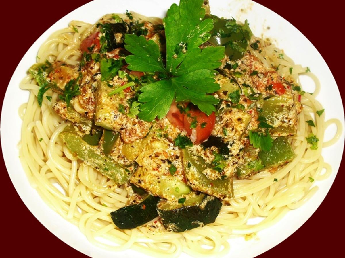 Gemüsepfanne mediterran auf Spaghetti - Rezept - kochbar.de