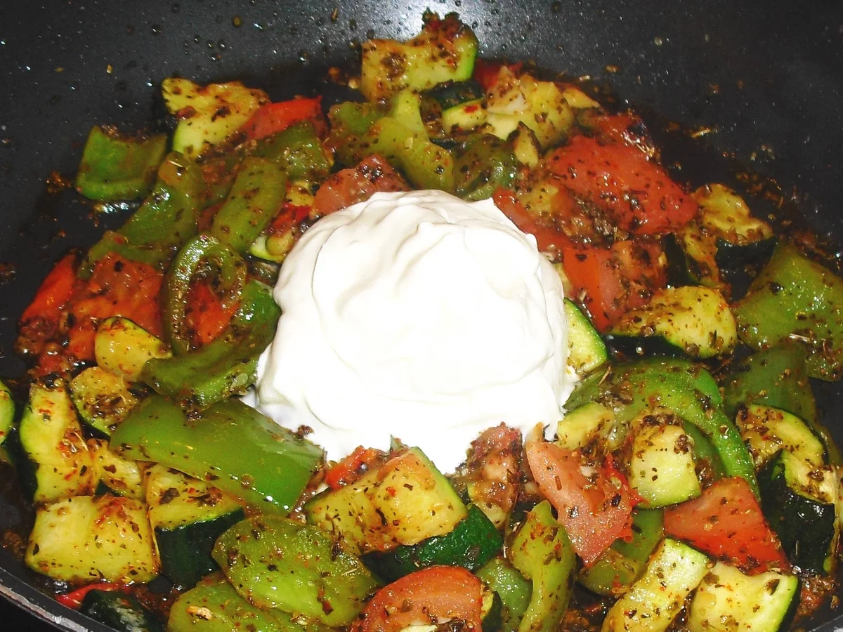 Gemüsepfanne mediterran auf Spaghetti - Rezept - Bild Nr. 3