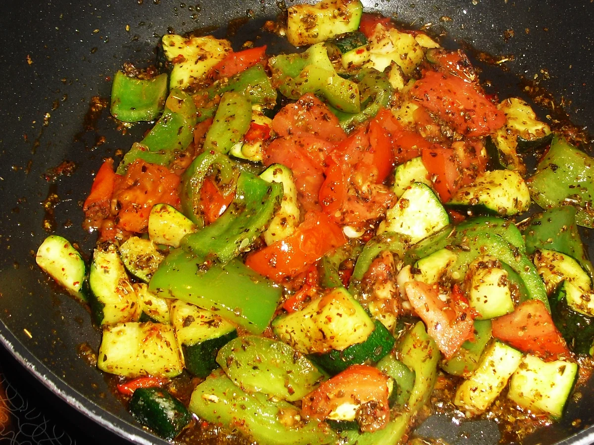 Gemüsepfanne mediterran auf Spaghetti - Rezept - Bild Nr. 4