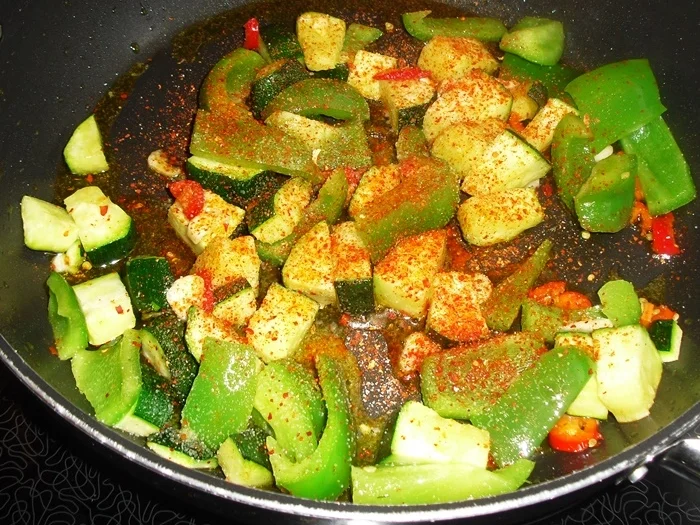 Gemüsepfanne mediterran auf Spaghetti - Rezept - Bild Nr. 5