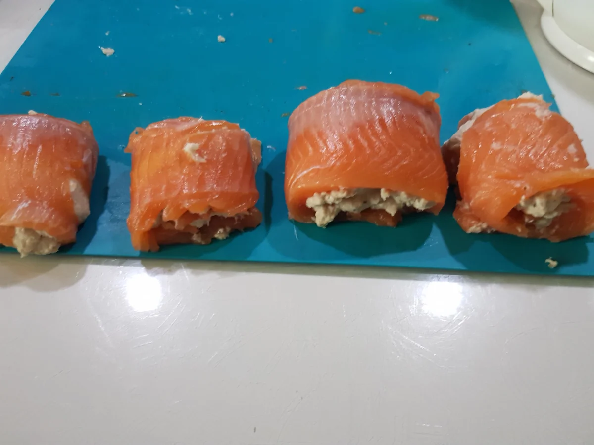 Lachsforellenfilet-Röllchen auf Rahmspinat mit Kartoffelwürfeln - Rezept - Bild Nr. 13076